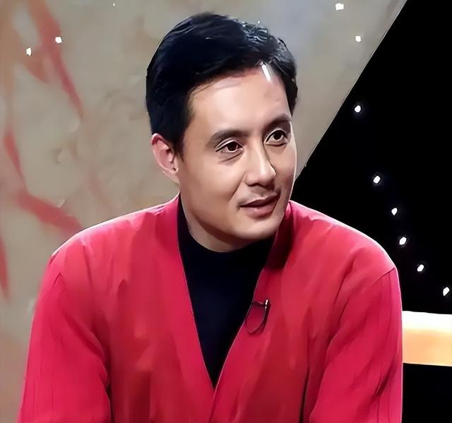 他被谢霆锋打成重伤，发妻6次流产绝情离开，如今街头卖卤肉为生
