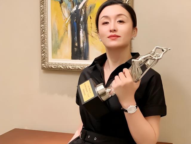 陪玩陪睡不够！集体开嫖、舔手指、目无王法，阴暗面彻底藏不住了