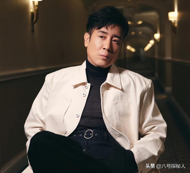 3岁丧父，吃姐姐奶水长大，成名后为8个哥姐买房，如今成全家骄傲