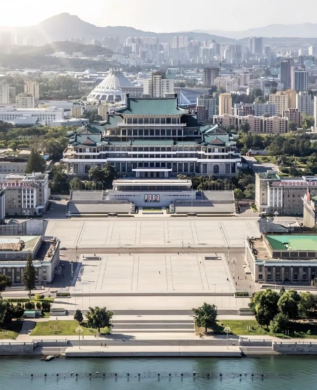 平壤的柳树多也叫柳京，大同江穿城而过，城市绿化好还有美食冷面