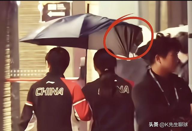 孙颖莎决赛失利 没想到闺蜜一直陪在她身边 两人居然撑着一把破雨伞