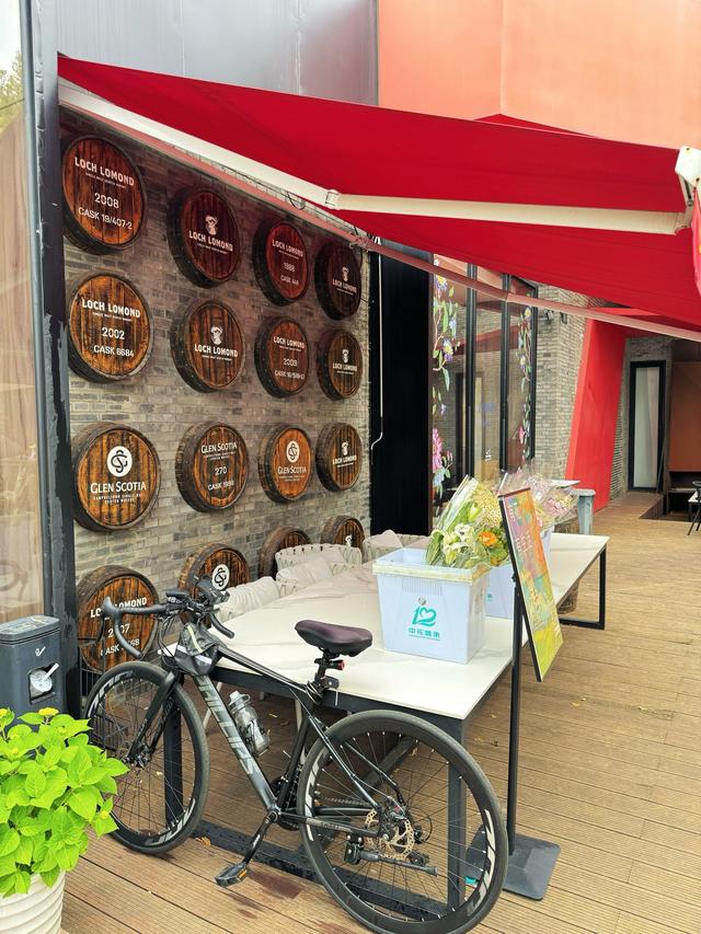 骑行圈内幕曝光：大佬们都去这！奶牛一脚踏两国，这个小城太硬核