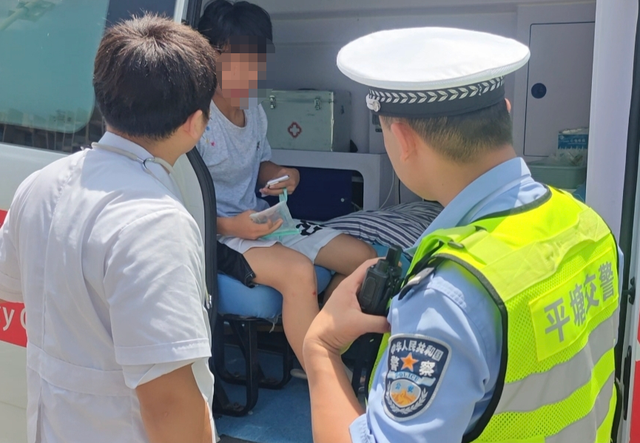 游客在泼水中扭伤脚踝 交警暖心救助