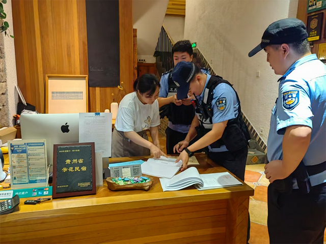 万峰林景区：“旅游警务”绘就平安“警”色