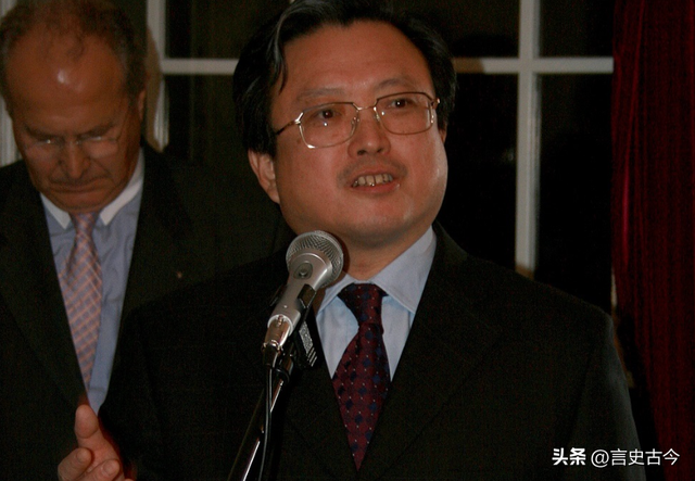 南海撞机王伟成功跳伞，为啥10万人都找不到他？直到20多年后才懂