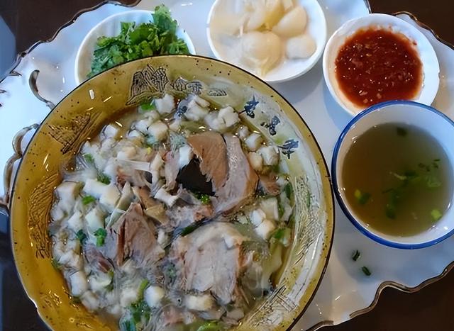 56年毛主席在北京吃羊肉泡馍，环顾四周后突然问高智：你工资多少