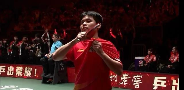 成都的决战之夜，空气中弥漫着紧张与期待。