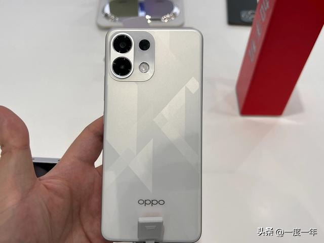 OPPO Find X9 Ultra曝光：7000mAh电池+双2亿像素影像