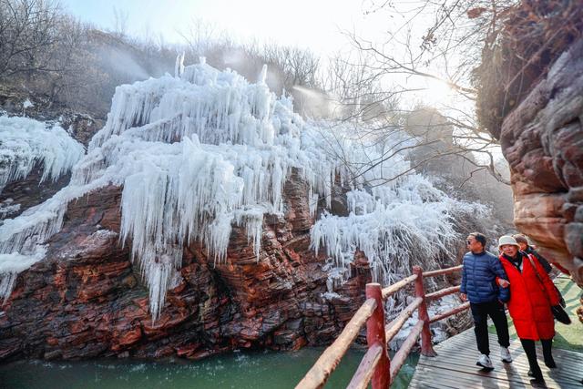 冬日限定！新密伏羲山冰挂奇观上线，山间幻化琉璃冰雪世界