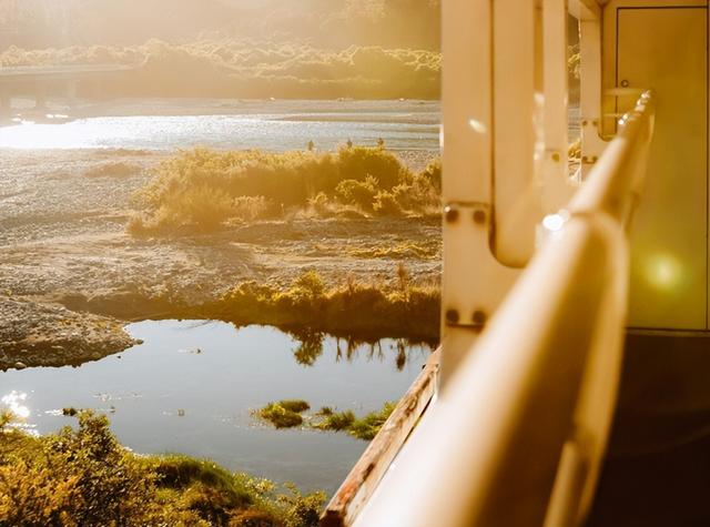 高山火车穿雪山，莫阿娜镇藏秘境，湖光比绿玉更沁人心脾