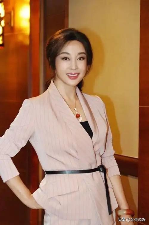 钱再多有什么用？75岁的"风流妖精"刘晓庆，已经走上另一条道路