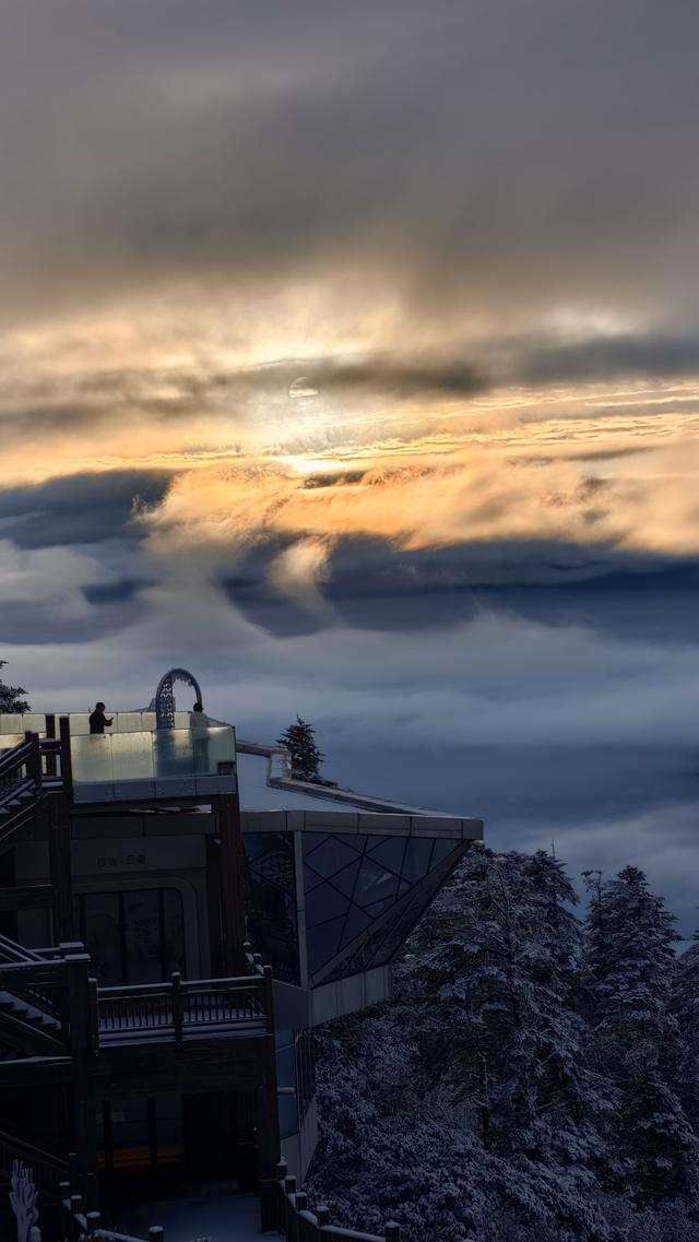 西岭雪山降下成都的第一场雪，雪山阳光同框 “阳光映雪” 专属上线，后山滑雪场11月30日前免门票
