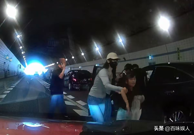 太暖！男孩跪地拦车求救后续，妈妈发声感谢好心人，男孩帅照曝光