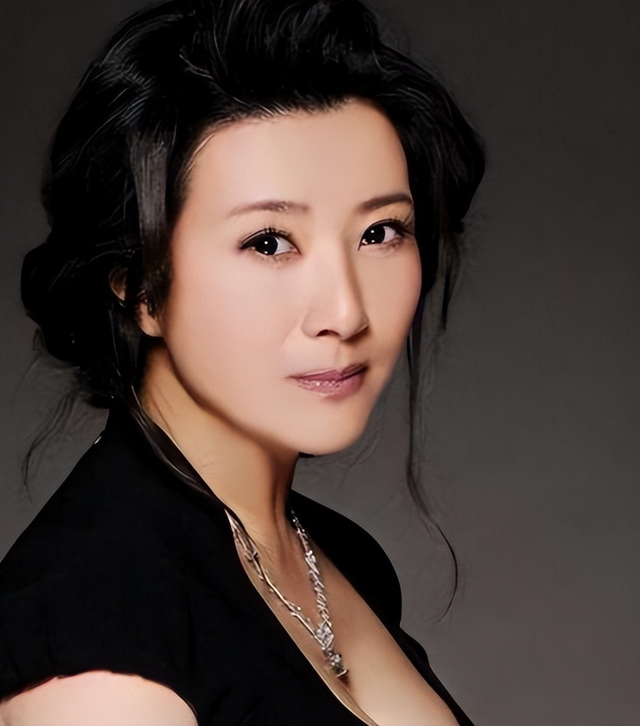 权色交易、陪睡上位，她压根不沾边，简直是娱圈的一股“清流”