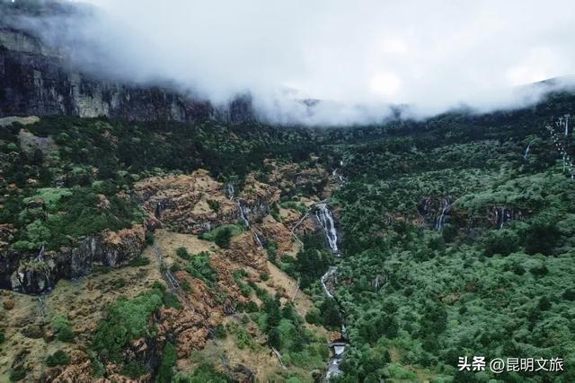 “一身反骨”！别家的山冬天静悄悄，昆明的山却“冻”出了高山瀑布群