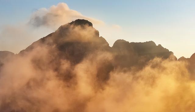 陕西华阳草甸云端幻境：朝霞煮沸云海 金阳点染人间棋局