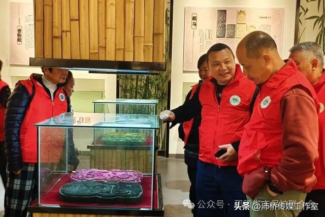 最美水杉林里志愿红