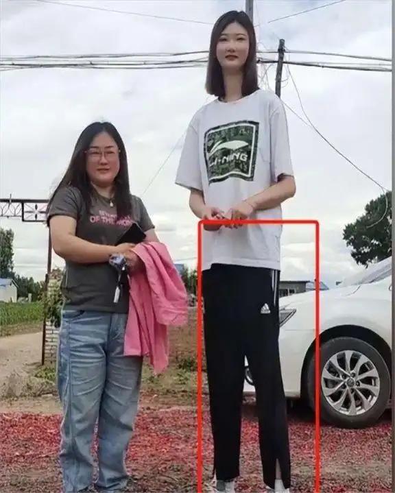 东北女孩身高2.26米，貌美如花	，妈妈却天天发愁：这辈子都难嫁人