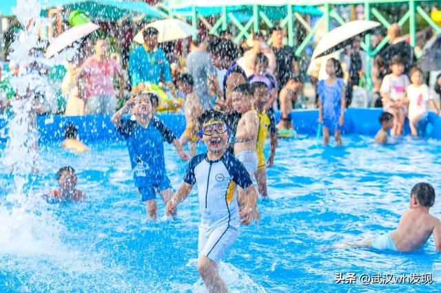 祖国最可爱的人免费游园!市民玩水听歌全免费!22℃极地清凉一夏