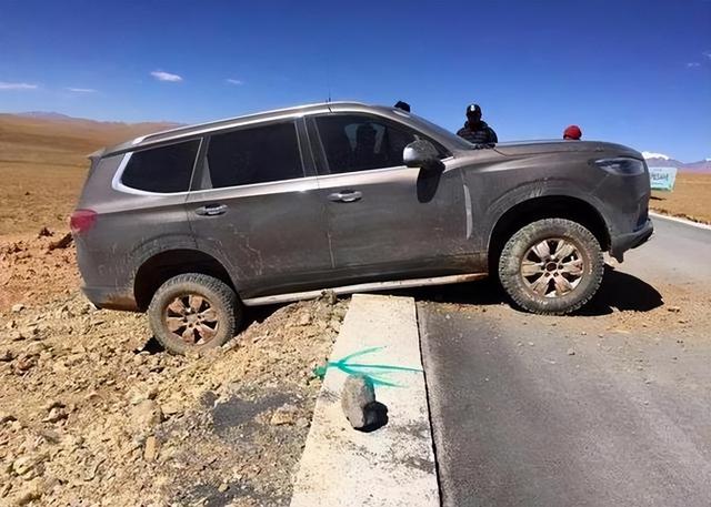 川藏线上那么多废弃豪车，为何没人愿意拖走？当地人道出实情