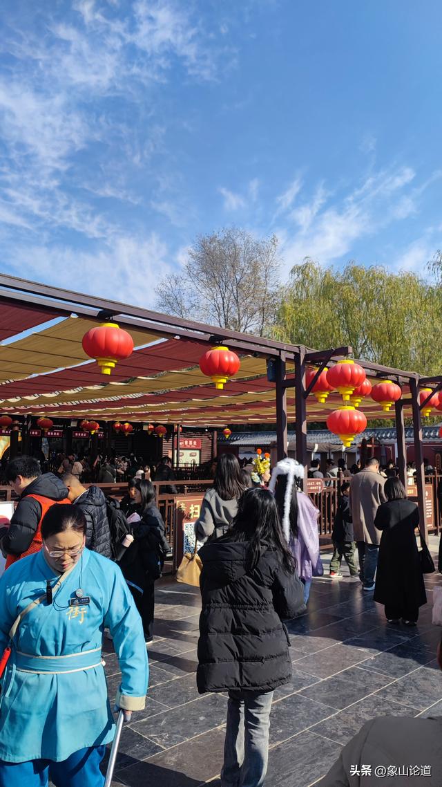 寒冷的冬天挡不住旅客的热情，开封万岁山武侠城客流暴增