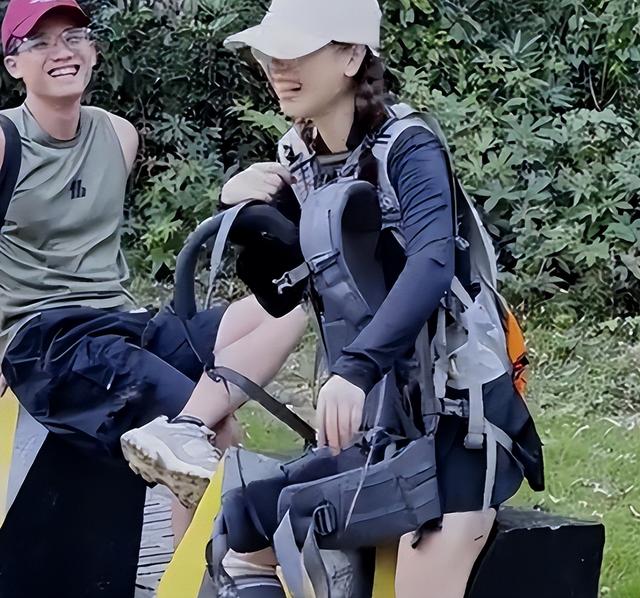 广东一女子登山脚崴，被路人小伙背40分钟下山，网友点赞正能量