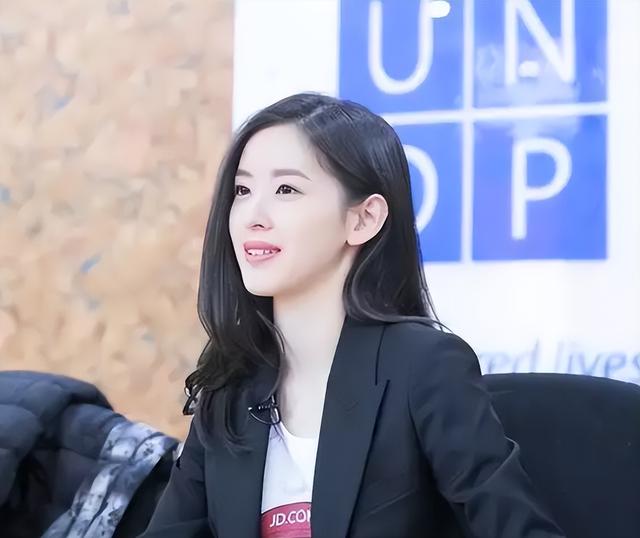 婚变传闻真相大白不到半月，章泽天高调官宣喜讯，终于等到这一天