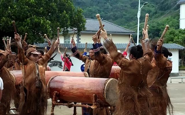 解放军在云南原始森林，发现一群男女，他们住草棚靠野果捕猎为生