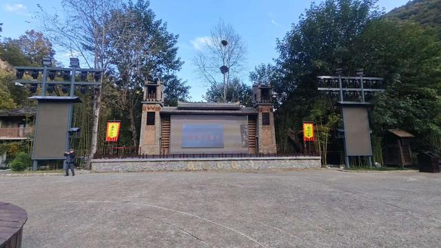 赏秋秦岭，摩旅商洛（13）打卡牛背梁、狂奔G211国道，住宿广货街