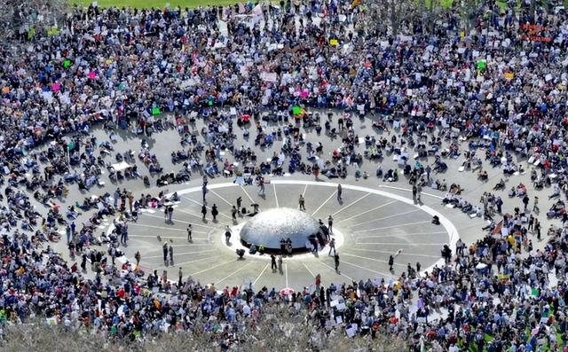 不到48小时，美国迎来六条坏消息，特朗普要心碎了