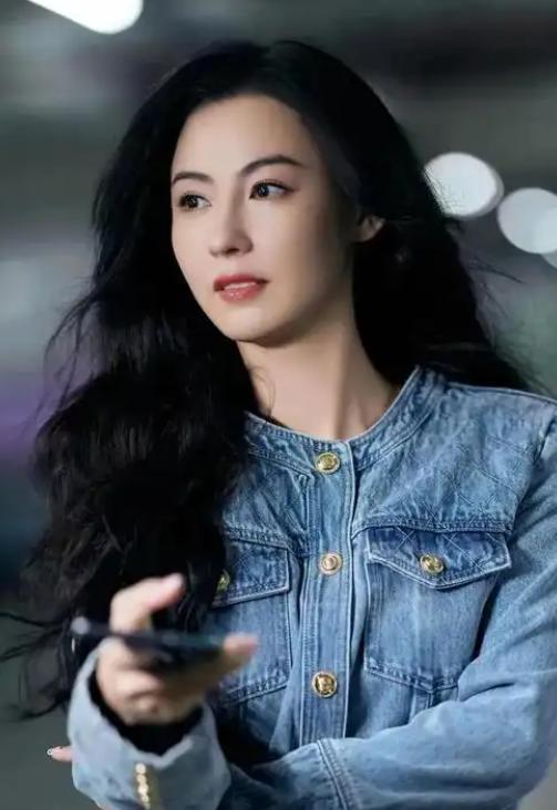 张柏芝没想到，深陷艳照门17年后，因为阅兵当天一举动，口碑暴增