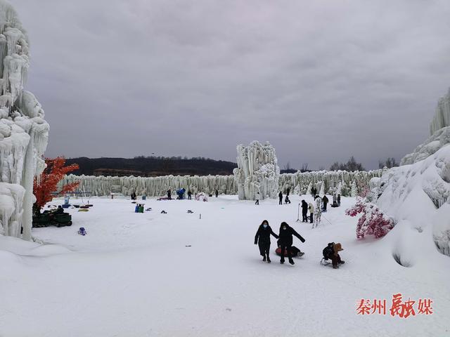 青鹃山国际休闲旅游度假区：冰瀑奇观醉游人 滑雪激情燃冬日