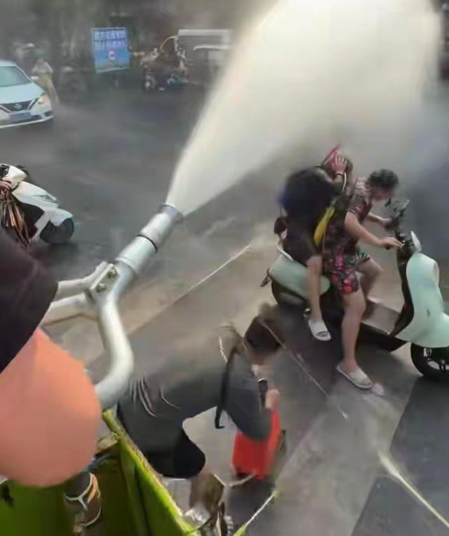 滚出中国！云南泼水节炸出一群“男流氓”，当众扒衣喷私处太龌龊