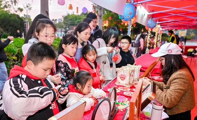 花灯、演出、灯光秀……送地铁票、鸡腿！跨年夜就到园博苑来！