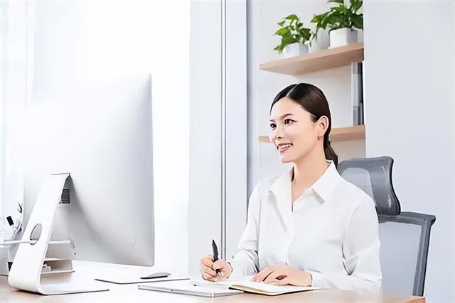 地铁萌娃高举奖状，全网被逗笑的背后，是无数人想逃离的童年