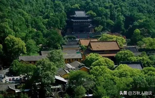 灵隐寺被骂上热搜，知情人爆料：一群和尚围着长条桌，上面堆满钱