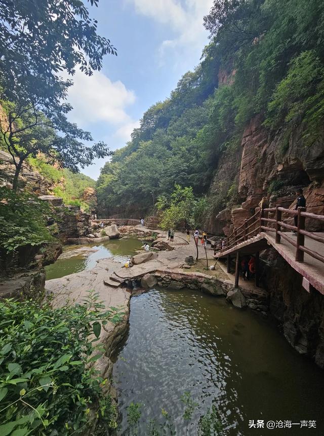 瀑布，山谷，石壁，溪流，台阶，构成了一副绝美的山水避暑图