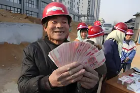 农民工儿子高考成绩惊人，老板的微信回复让人感动落泪！图片