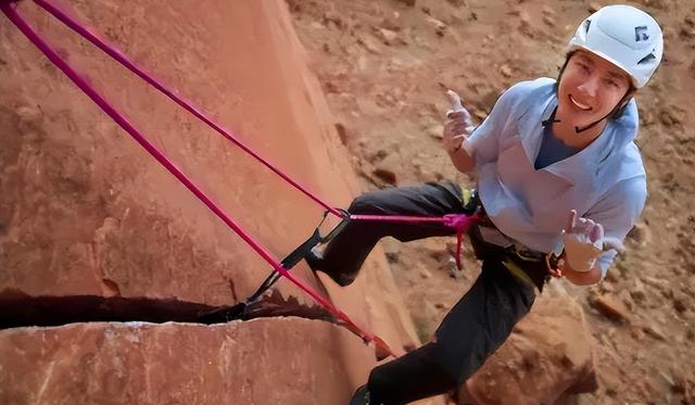 钱再多有什么用？28岁王一博手滑坠海，才懂陈道明那番话的含金量