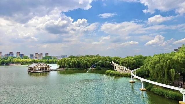 乘坐全国首辆唐诗主题观光车 沉浸式体验西安的唐诗文化
