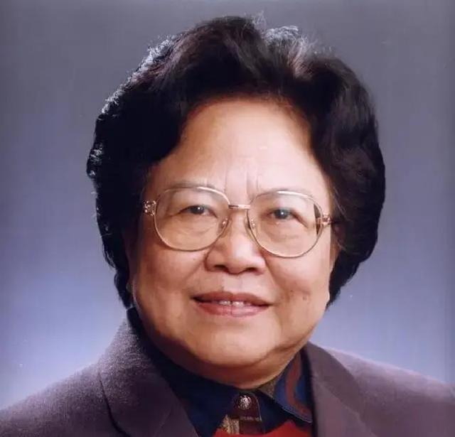 “坚持计划生育一百年不动摇”的彭佩云同志的一生