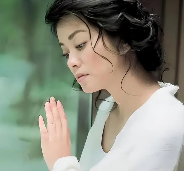 放弃争夺260亿遗产，带着女儿远走美国，如今才知道她有多明智