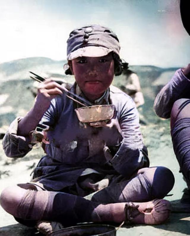 国民党女兵罕见老照片，一点不像电视中的女特务	，图4挺漂亮