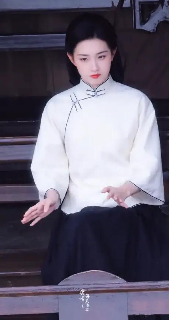 “短剧女王	”郭宇欣真实颜值曝光，方脸龅牙大粗腿	，26岁模样成熟