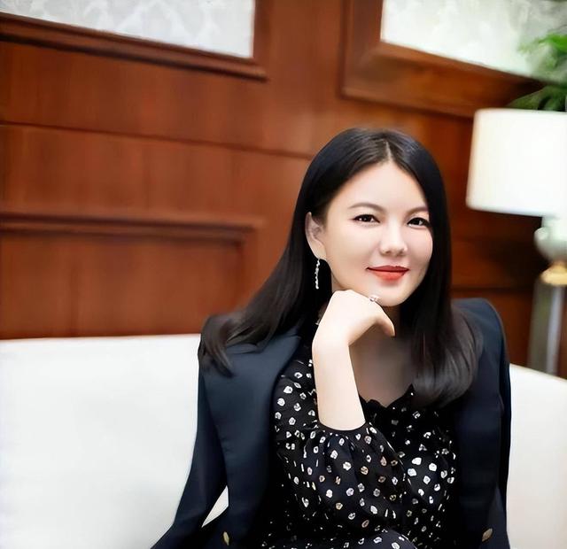 李湘还是不忍了！坦白与释永信的真实关系，亲吻照真相已大白