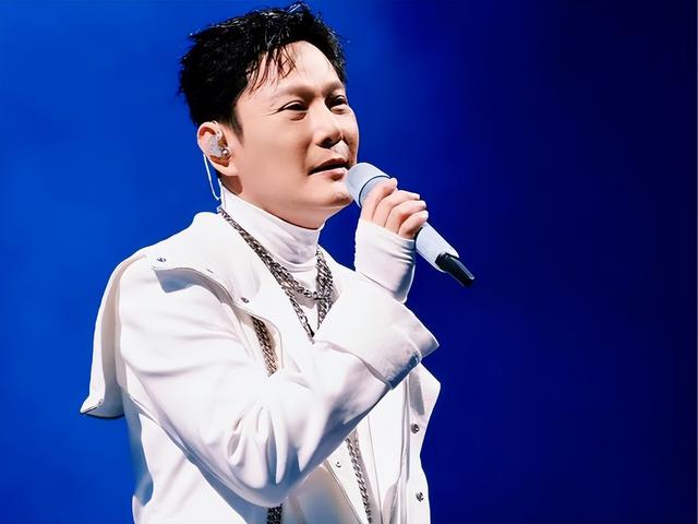 张信哲泰州演唱会上！男子当众猥亵女性，恶意顶胯摩擦，警方回应