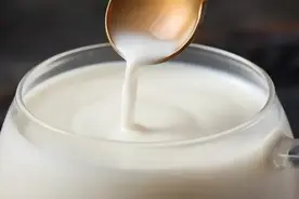 加热后的牛奶表面会形成一层膜，这层膜到底可以吃吗？图片