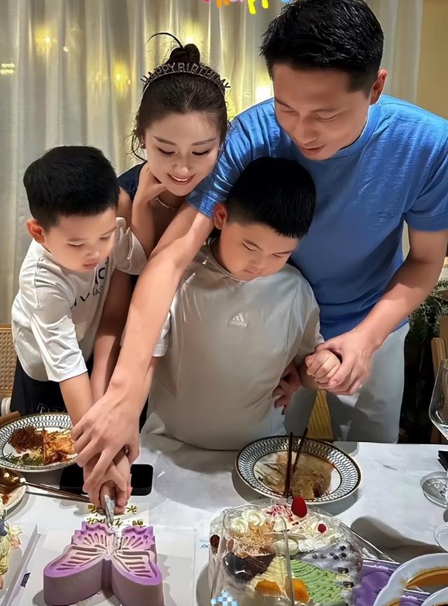 王雷李小萌北京豪宅庆生，吃仨菜被嘲小气，却因桌上的一盒烟圈粉