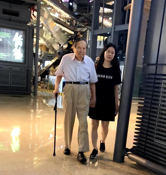杨振宁猝然离世，临终状态曝光，翁帆25字表心情，难怪相爱20年