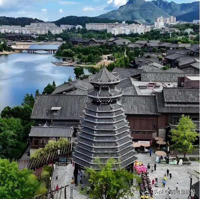 十年前贵州年轻县长硬刚王健林	，要求留下5亿利润，现在如何了？